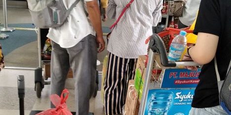 Barang bawaan penumpang pesawat sebelum cek-in di bandara. (Foto: Fadmin Malau) 

