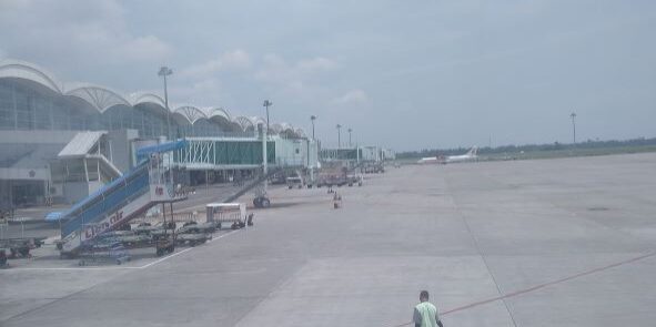 Bandar Udara Kualanamu selama periode angkutan Lebaran 2026 dengan 3.009 pergerakan pesawat. (Foto: Fadmin Malau)