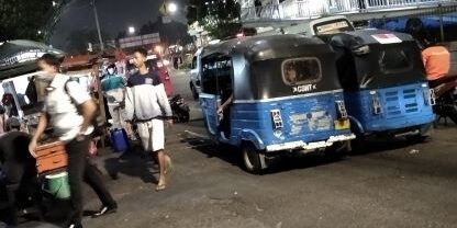 Geliat ekonomi masyarakat menengah kebawah pada malam hari di kawasan Mangga Dua Jakarta Barat. (Foto: Fadmin Malau)

