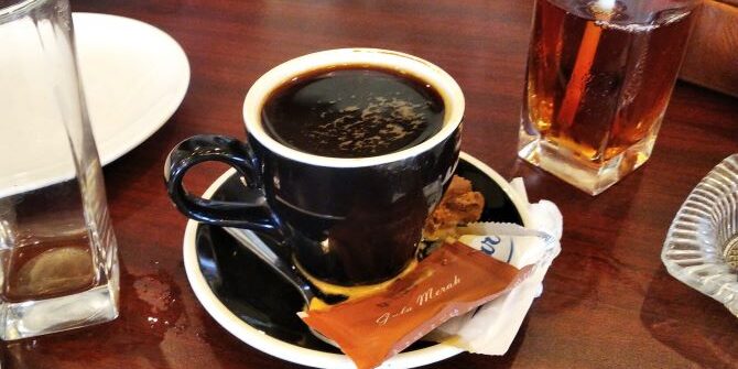 Segelas kopi pada acara Kopi Bareng di sebuah Café mewah di kota Medan. (Foto: Fadmin Malau)

