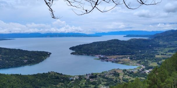 Geopark Danau Toba Sipinsur di Humbahas, terlihat Kecamatan Muara di Tapanuli Utara. (Foto: Fadmin Malau)