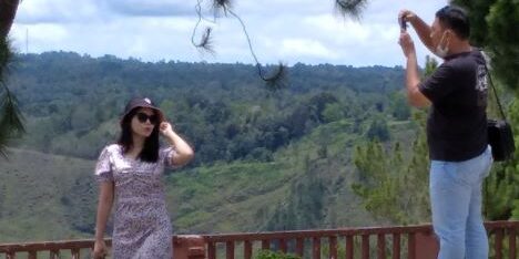 Geopark Sipincur di Humbang Hasundutan objek tujuan pariwisata sempat sepi karena tiket masuk yang mahal, wisatawan berkunjung berfotoria dengan keindahan alam Danau Toba. (Foto: Fadmin Malau)