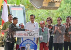 Mendikbudristek, Nadiem Anwar Makarim, mendampingi Presiden Joko Widodo meresmikan pembangunan dan revitalisasi dua sekolah di Ibu Kota Nusantara (IKN), Kalimantan Timur. 