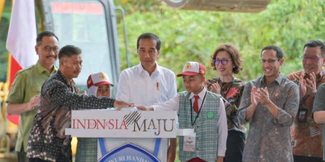 Mendikbudristek, Nadiem Anwar Makarim, mendampingi Presiden Joko Widodo meresmikan pembangunan dan revitalisasi dua sekolah di Ibu Kota Nusantara (IKN), Kalimantan Timur. 