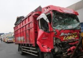 Kondisi truk pemicu kecelakaan beruntun di GT Halim ringsek.
