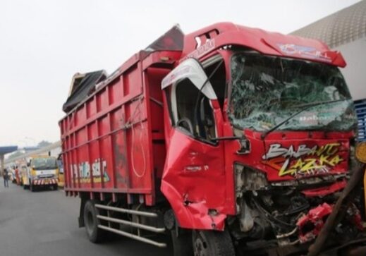 Kondisi truk pemicu kecelakaan beruntun di GT Halim ringsek.
