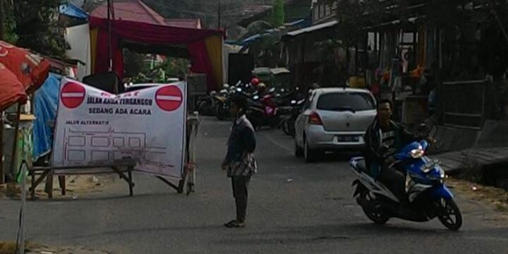 Ilustrasi jalan ditutup dikarenakan ada hajatan