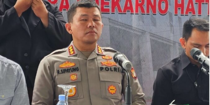 Kapolresta Bandara Soekarno-Hatta, Kombes Pol Ronald FC Sipayung menjawab awak media soal banjir yang melanda wilayah hukumnya.