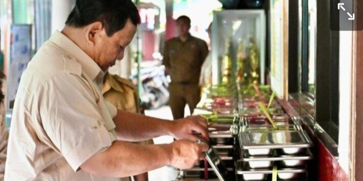 CEK MBG - Presiden Prabowo Subianto meninjau pelaksanaan program Makan Bergizi Gratis (MBG) di SDN Kedung Jaya 1 Bogor, Kota Bogor, Provinsi Jawa Barat, pada Senin (10/2/2025). Program MBG telah dilaksanakan di beberapa sekolah di Indonesia. 