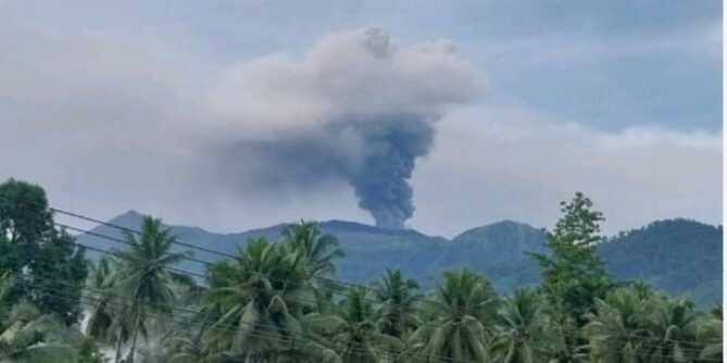 Visual erupsi Gunung Dukono hari Jumat (28/2/2025) pukul 08.31 WIT setinggi 1.500 meter