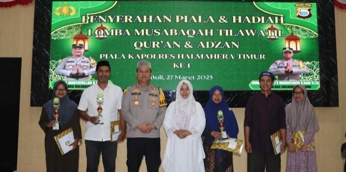 Kapolres Halmahera Timur AKBP H Hidayatullah, S. H, S. I. K foto bersama 
para pemenang lomba