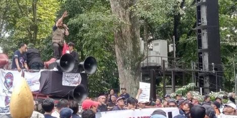 Peserta aki melakukan orasi di depan Kantor Pusat PT Pos Indonesia, Jalan Cilaki Kota Bandung, Selasa (20/5/2025)