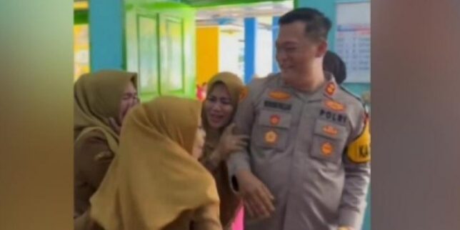 Kapolres Ciamis Polda Jabar AKBP H. Hidayatullah, S.H., S.I.K saat memberikan hadiah umroh kepada kepala sekolah dan dua guru TK Kemala Bhayangkari 25 Ciamis. 