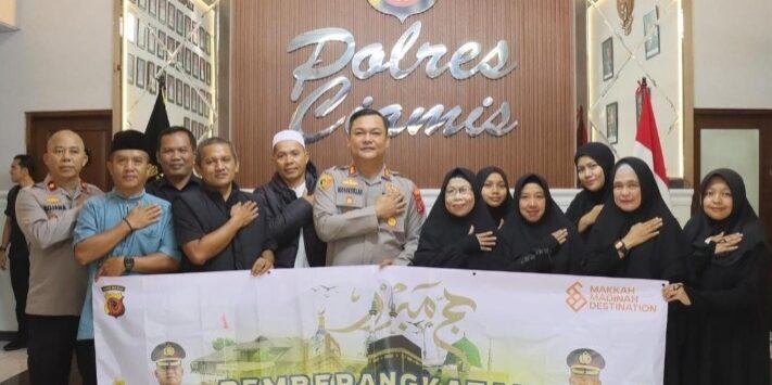 Kapolres Ciamis AKBP H. Hidayatullah, S.H, S.I.K, M.H melepas 10 orang yang akan berangkat umroh di Mapolres Ciamis, Jawa Barat, pada Rabu, 24 September 2024. 