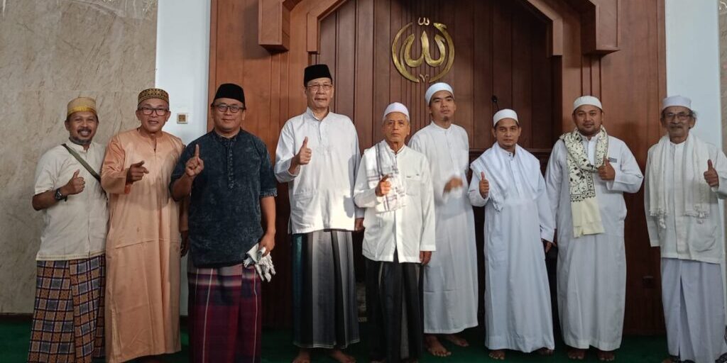 Pengurus DKM, para ustaz, dan tokoh masyarakat berfoto bersama usai pelaksanaan Salat Iduladha 1447 Hijriah di Masjid Jami Darussalam.