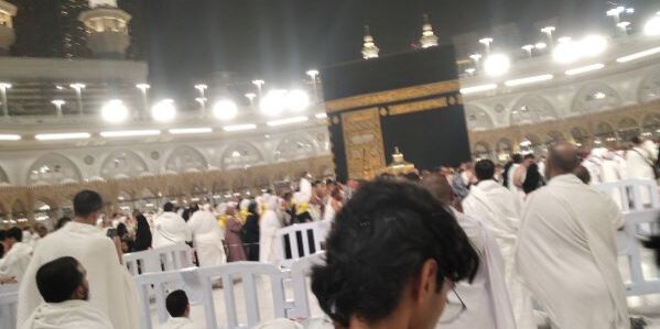 Kementerian Haji dan Umrah mengatur syarat kesehatan dan para jemaah umrah sedang melakukan tawaf di Mesjidil Haram. (Foto: Fadmin Malau)

