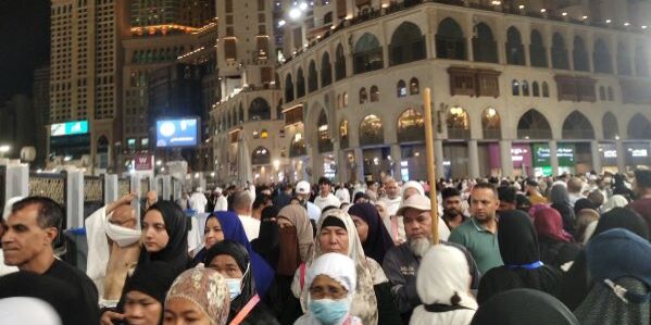 Jemaah umrah dari berbagai negara memasuki Masjidil Haram di kota Makkah. (Foto: Fadmin Malau)