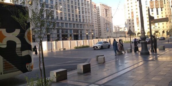 
Matahari pagi bersinar, suasana kota Madinah bergairah. Aktivitas warga berjalan tenang, tak tergesa-gesa. (Foto: Fadmin Malau)

