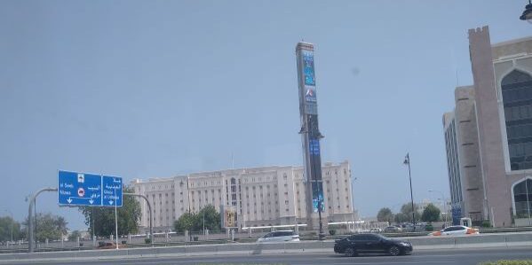 Pusat kota dan gedung pusat pemerintahan Oman di kota Muscat. (Foto: Fadmin Malau)


