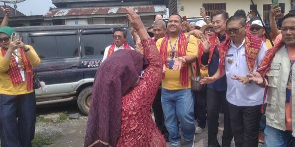 Ketua ASPPI DPD Sumut, Achmad Fauzi Lubis, para tamu dan peserta acara JWB4 di Desa Dokan disambut dengan Njujungi Beras Piher atau Manabur Beras Piher. (Foto: Fadmin Malau)

