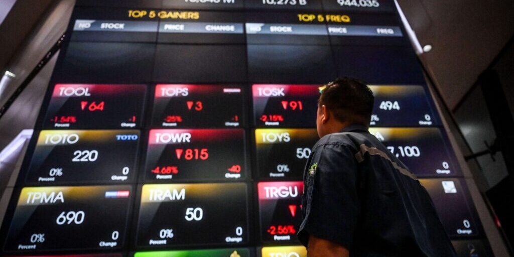 Papan informasi saham dan IHSG di Main Hall Bursa Efek Indonesia 