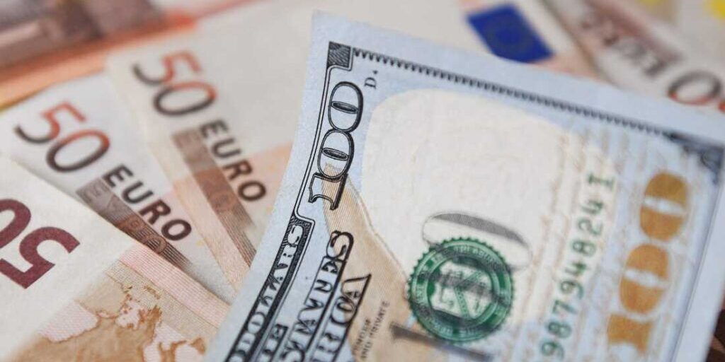 Ilustrasi Dolar AS dengan Euro