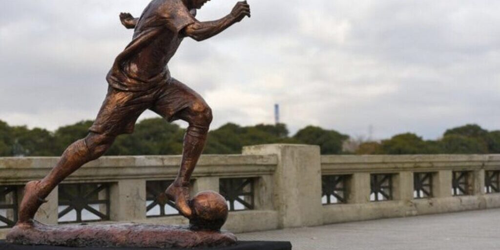 Ilustrasi Patung Lionel Messi