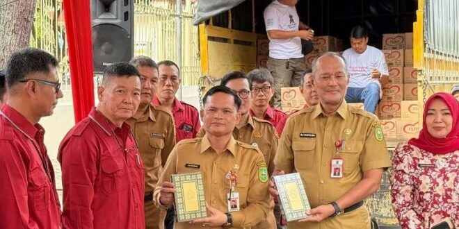 APP Group dan Paguyuban Sinar Mas Riau salurkan wakaf Al-quran (Foto: dok Indah Kiat)


