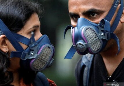 Warga memakai masker pada saat malam berasap di New Delhi, India, Kamis (31/10/2019)