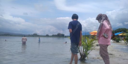 Pantai Pasir Putih di Desa Parparean Porsea, Toba tepi pantai Danau Toba perlu bersih. (Foto: Fadmin Malau)

