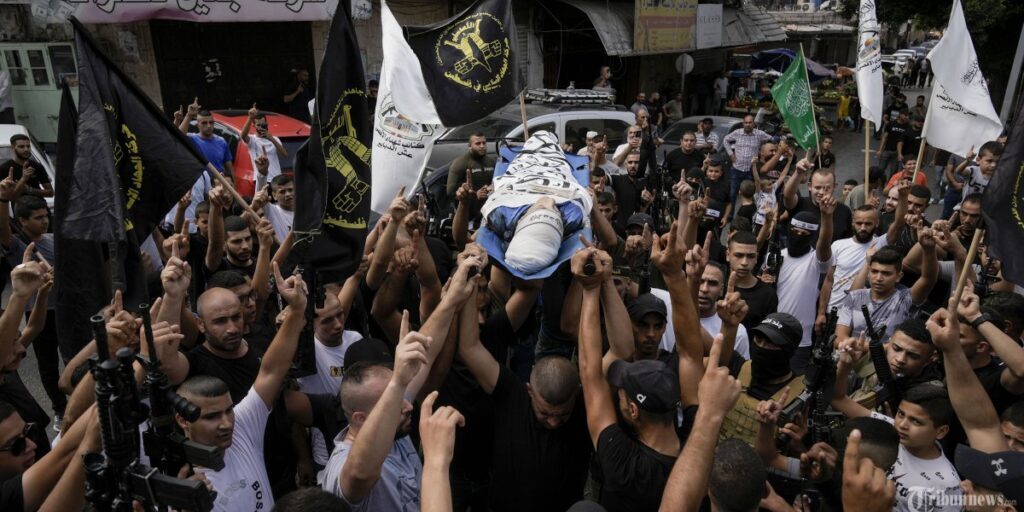 Pemerintah RI melalui Kementerian Luar Negeri (Kemlu) menginstruksikan Warga Negara Indonesia (WNI) dapat segera meninggalkan Palestina dan Israel, menyusul semakin tingginya ketegangan di wilayah itu. Warga Palestina membawa jenazah Ahmad Awawda, 19, yang tewas dalam bentrokan dengan pasukan Israel di dekat kota Nablus sehari sebelumnya, saat pemakamannya di kota Jenin, Tepi Barat, Minggu, 8 Oktober 2023.


