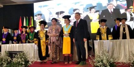 Prof. Dr. Dra. Ivan Elisabeth Purba, SH, M.Kes dikukuhkan jadi Guru Besar. (Foto: Fadmin Malau)