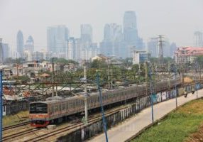 Rangkaian kereta rel listrik atau KAI Commuter melintas di Jakarta, Senin (18/9/2023)

