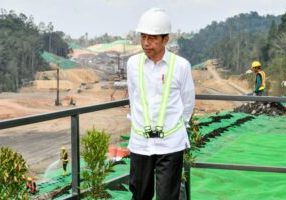 Presiden Joko Widodo saat meninjau proyek jalan tol IKN (1/11/2023)

