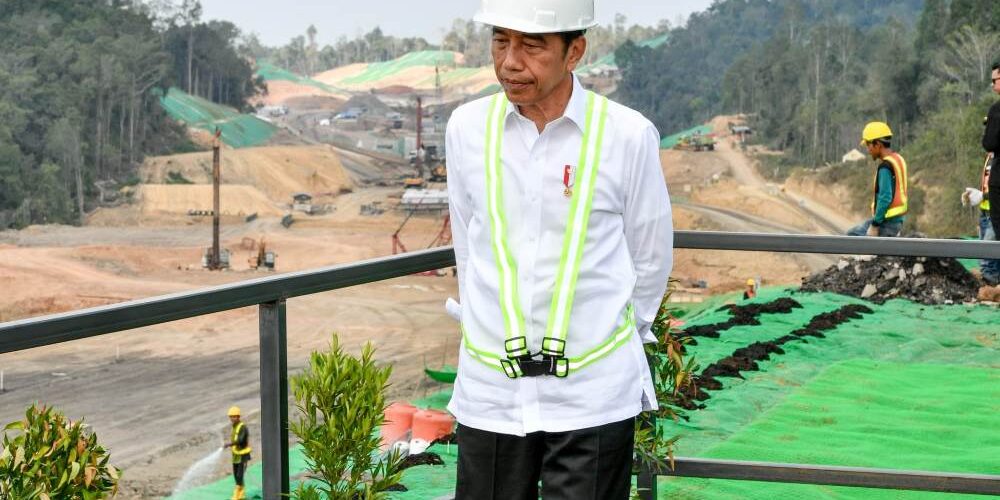 Presiden Joko Widodo saat meninjau proyek jalan tol IKN (1/11/2023)

