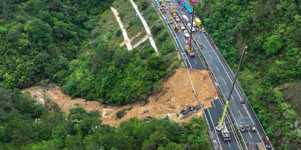 Jalan Highway yang runtuh di China