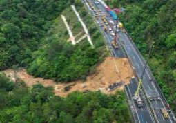 Jalan Highway yang runtuh di China