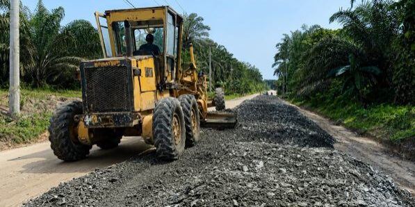 Pembangunan jalan aspal di Kecamatan Pangkalan Kuras, Kabupaten Pelalawan, Provinsi Riau. (Foto: dok APP)