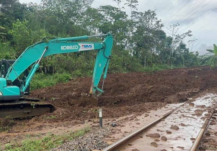 Kondisi tanah longsor di KM340+100 antara Stasiun Karanggandul - Karangsari menyebabkan 12 kereta api terganggu.

