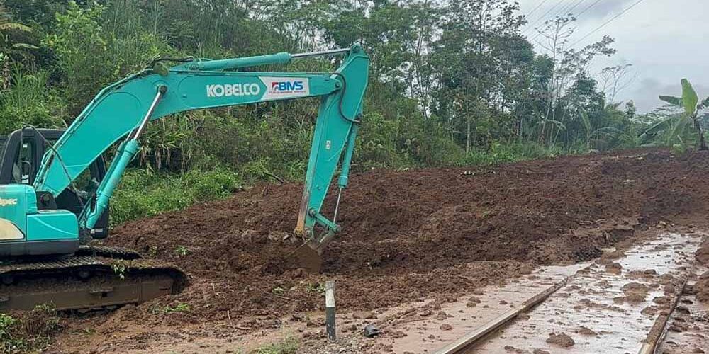 Kondisi tanah longsor di KM340+100 antara Stasiun Karanggandul - Karangsari menyebabkan 12 kereta api terganggu.

