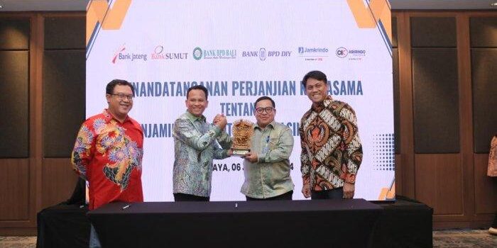 PEMJAMINAN KREDIT JAMKRINDO - Penandatanganan kerjasama PT Jaminan Kredit Indonesia (Jamkrindo) dengan sejumlah Bank Pembangunan Daerah (BPD). Sepanjang 2024 Jamkrindo mencatat volume penjaminan senilai Rp300,3 triliun, dengan total penerima manfaat mencapai 7,8 juta debitur Usaha Mikro, Kecil, Menengah, dan Koperasi (UMKM-K). 