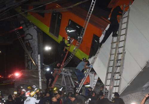 Jembatan Layang Rel Mexico City Ambruk 