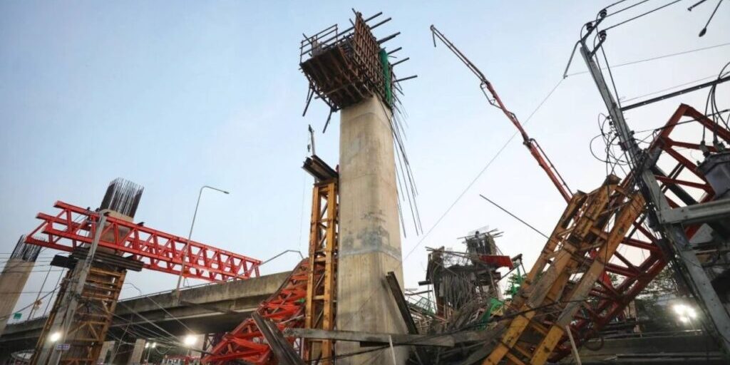 Jembatan Layang di Bangkok  yang sedang dibangun runtuh