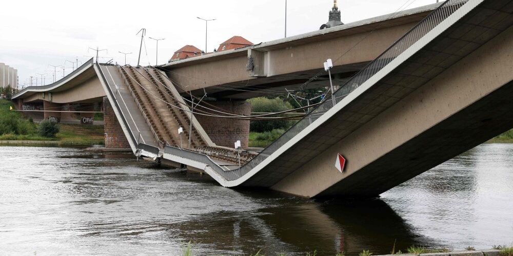 Jembatan di Dresden sebagian runtuh