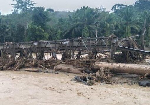 Jembatan rusak dan ada yang hanyut