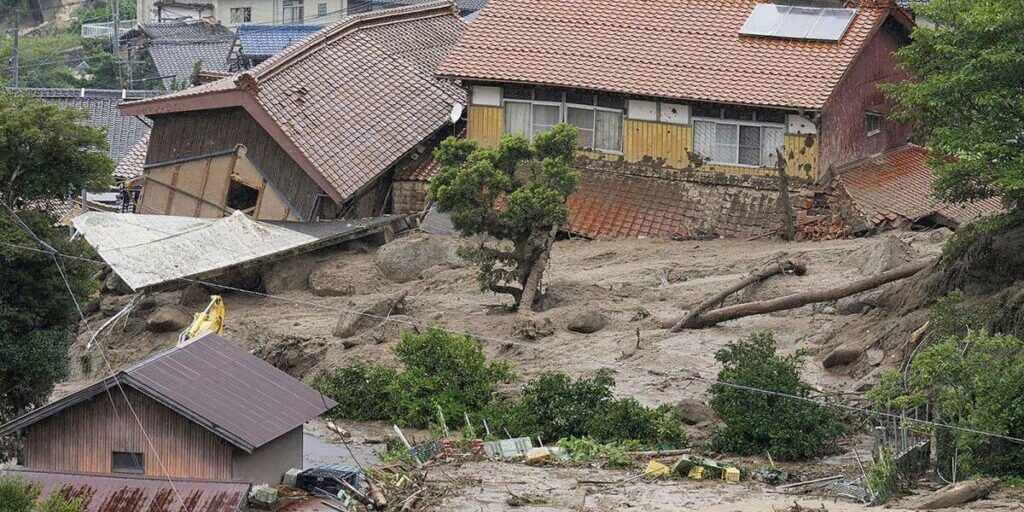 Jepang dilanda hujan deras,banjir dan gempa