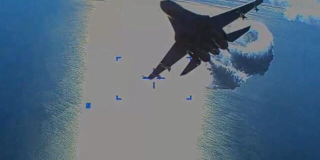 Jet Tempur Su-27 Rusia terlihat sangat dekat dengan Drone