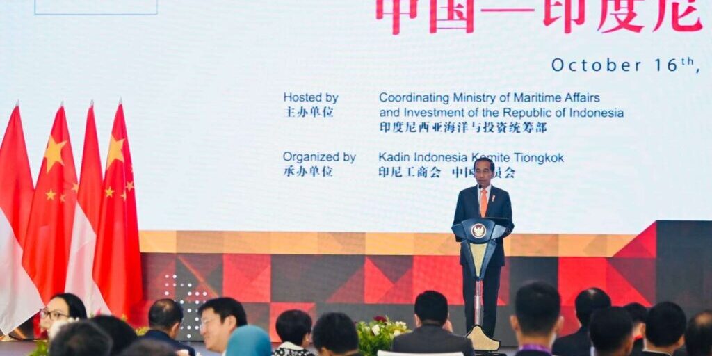 Presiden Joko Widodo menghadiri Forum Bisnis Indonesia-Republik Rakyat Tiongkok (RRT) yang digelar di China World Hotel, Beijing, RRT, pada Senin (16/10/2023). 