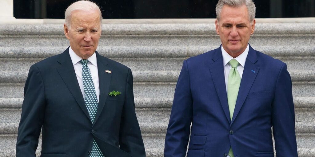 Joe Biden dengan Kevin McCarthy