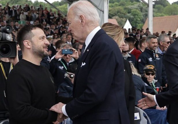 Joe Biden menyalami Volodymyr Zelenskyy